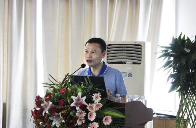 6686体育玻璃体切割何建忠.jpg 6686体育玻璃体切割何建忠.jpg