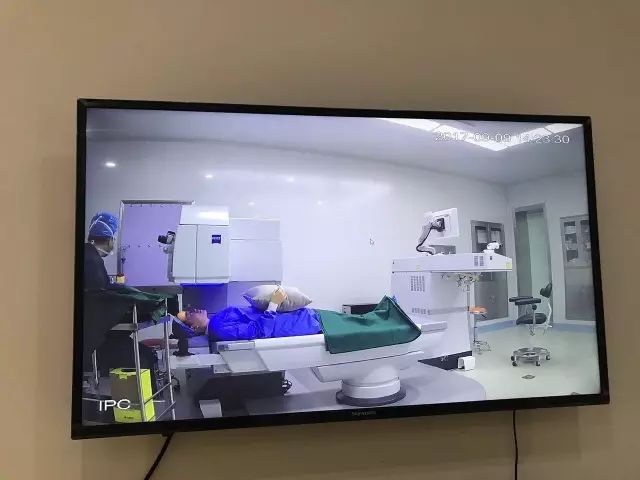 9月9日，杭州6686体育(中国)官方网站 - 登录入口举行全飞秒近视手术演示，在半个多小时内，杜新华院长为6名近视患者 施行了德国蔡司VisuMax3.0版全飞秒手术，大伙亲身体会到了SMILE手术的快速、轻松、微创、安全。一名在手术室外等候的家属表示，犹豫担心了一年多，女儿终于可以笑看人生。.jpg