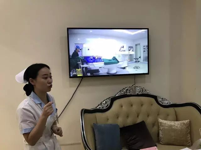 9月9日，杭州6686体育(中国)官方网站 - 登录入口举行全飞秒近视手术演示，在半个多小时内，杜新华院长为6名近视患者 施行了德国蔡司VisuMax3.0版全飞秒手术，大伙亲身体会到了SMILE手术的快速、轻松、微创、.jpg
