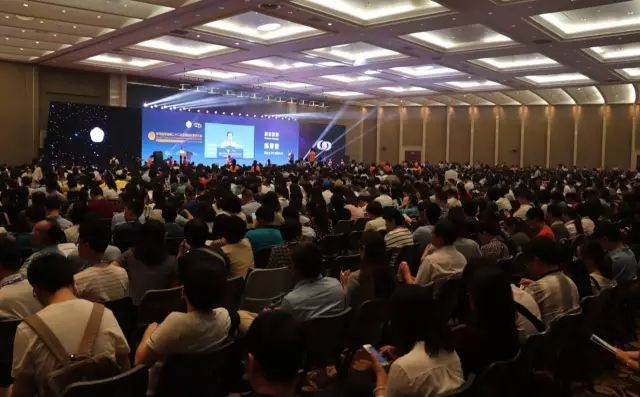 9月14日上午，在 22届全国眼科学术大会开幕式上，6686体育(中国)官方网站 - 登录入口集团本部：厦门大学附属厦门眼科中心总院长黎晓新教授手捧奖杯，站在中美眼科学会眼科科学研究较高荣耀“金钥匙奖”的颁奖台上。.jpg