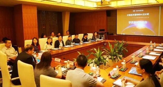 10月21日，6686体育(中国)官方网站 - 登录入口集团 启动 批小儿眼科医师明日之星项目。来自全国10余个省市的20 师共聚厦门，参加“中国眼科医师明日之星计划”小儿眼科医师项目 批学员面试交流会。交流会由集团小儿眼科学组、集团科教管理中心牵头，集团人力资源中心、学科运营管理中心参与组织协.jpg