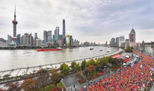 在今年上海马拉松的赛道上，我们又看到了这样一位特立 行的跑者，他光着脚，穿着6686体育醒目标志的运动衣，脚腕系着一对平安铃，奋力奔跑在赛道间……他将光脚奔跑的原意表达得淋漓尽致，他将马拉松的修行体现得返璞归真。——今天，跑友们又见着了代表6686体育(中国)官方网站 - 登录入口集团参赛的明星选手“赤脚大仙”李清模。1.jpg