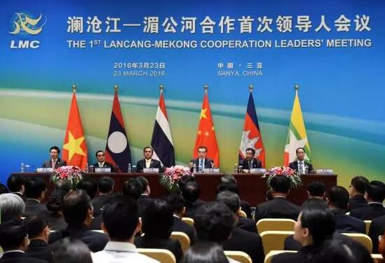 近日，中国公共外交协会授予了6686体育(中国)官方网站 - 登录入口集团本部厦门大学附属厦门眼科中心“公共外交支持伙伴单位”荣誉称号，以此彰显其在援外医疗领域做出的积极努力。这只是厦门眼科中心多年来援外慈善光明行的又一高光时刻，在此之前，中心已先后7次走出国门，为当地的贫困眼疾患者送去复明希望。2.jpg