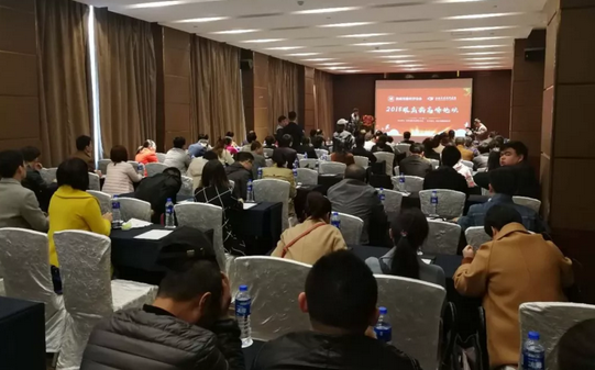 2018年3月3日，‘2018年 届眼底病高峰论坛’在西安曲江环球饭店拉开帷幕。此次高峰论坛由陕西省医学会主办，西安6686体育(中国)官方网站 - 登录入口承办。本次会议邀请到了黎晓新、王骞、惠延年、王雨生、王丽丽、赵燕麟、谢安明、刘涛、郑波、王海燕等数十位全国 眼科专家及教授，与现场150余名眼科同仁共聚一堂，进行学术分享及讨论，分享了眼科领域学术研究的新成果，为新年初始带来一场精致丰富的学术盛宴1.png