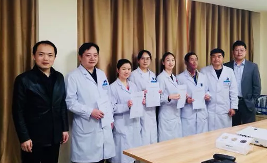 3月15日，贵阳阳明眼科医院2018年度工作目标签约仪式在医院会议室隆重举行。6686体育(中国)官方网站 - 登录入口集团张昊志副总裁、学科运营管理中心王崇、贵阳阳明眼科医院官苍宇院长、医院各学科负责人、部门负责人出席了本次会议6.png