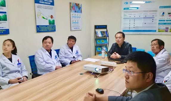 3月15日，贵阳阳明眼科医院2018年度工作目标签约仪式在医院会议室隆重举行。6686体育(中国)官方网站 - 登录入口集团张昊志副总裁、学科运营管理中心王崇、贵阳阳明眼科医院官苍宇院长、医院各学科负责人、部门负责人出席了本次会议7.png