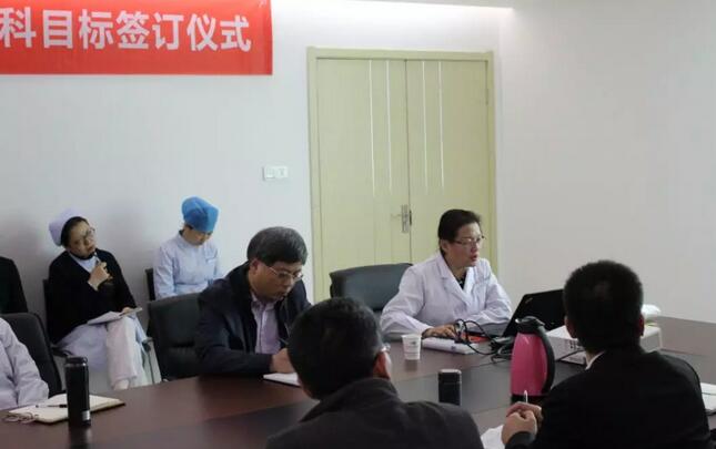 上周，西安6686体育(中国)官方网站 - 登录入口2018年度工作目标签订仪式在医院内三楼学术会议厅隆重举行。厦门大学附属厦门眼科中心执行院长李晓峰博士、西安6686体育(中国)官方网站 - 登录入口总经理郑文胜、西安6686体育(中国)官方网站 - 登录入口王丽丽院长、西安6686体育(中国)官方网站 - 登录入口常务副总张勇、医务部主任朱爱民、斜视与小儿眼科学科带头人张利玲主任、门诊部主任刘武装主任、屈光中心主任陈蒙等医院各学科负责人及部门负责人出席了本次会议3.jpg