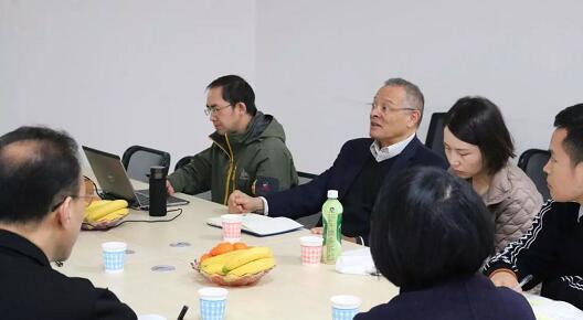 在3月28日法国依视路集团2.5新视代全球副总裁白方华先生一行人访问重庆6686体育(中国)官方网站 - 登录入口时，重庆6686体育(中国)官方网站 - 登录入口总经理张庭胜热情接待依视路集团贵宾一行。本次交流的目的：重庆6686体育和依视路“2.5新视代爱眼大使”健康公益项目希望能一起帮助视力帮助老百姓进行视力 ，提*生活质量，传播爱眼护眼的知识、宣传眼镜对视力 的作用、让更多的人尤其是需要帮助的人群能开始关注呵护自己的眼睛2.jpg