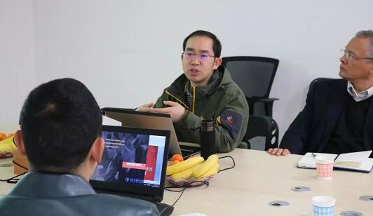 在3月28日法国依视路集团2.5新视代全球副总裁白方华先生一行人访问重庆6686体育(中国)官方网站 - 登录入口时，重庆6686体育(中国)官方网站 - 登录入口总经理张庭胜热情接待依视路集团贵宾一行。本次交流的目的：重庆6686体育和依视路“2.5新视代爱眼大使”健康公益项目希望能一起帮助视力帮助老百姓进行视力 ，提*生活质量，传播爱眼护眼的知识、宣传眼镜对视力 的作用、让更多的人尤其是需要帮助的人群能开始关注呵护自己的眼睛3.jpg