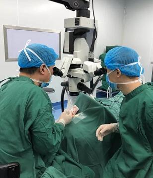 陈女士得知国内出名角膜病专家、原西南眼科医院副院长 教授现在重庆6686体育(中国)官方网站 - 登录入口担任院长，医院有角膜供体资源，怀着 后的光明期待来到了重庆6686体育(中国)官方网站 - 登录入口3.jpg