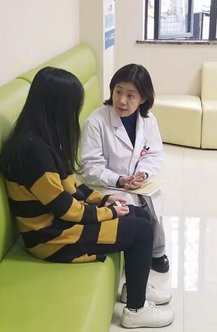 重庆网红在重庆6686体育(中国)官方网站 - 登录入口直播摘镜手术1.jpg
