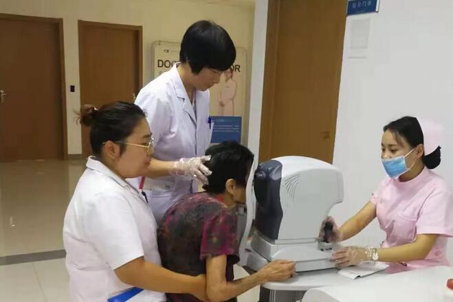 淮南6686体育(中国)官方网站 - 登录入口医护人员为白内障老奶奶贴心服务1.jpg