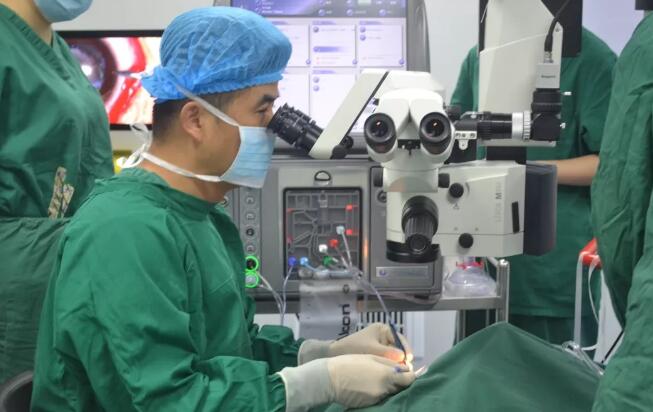 眼科医生的一天——重庆6686体育(中国)官方网站 - 登录入口副院长白内障医生安晓巨2.jpg