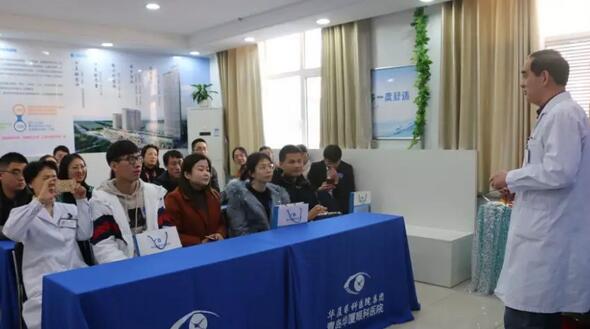 青岛6686体育(中国)官方网站 - 登录入口举行全飞秒手术设备引进仪式 活动当天福建小学近视老师千里来摘镜1.jpg