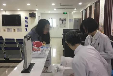 成都一高度近视小学老师在成都6686体育(中国)官方网站 - 登录入口接受ICL晶体植入摘镜1.jpg