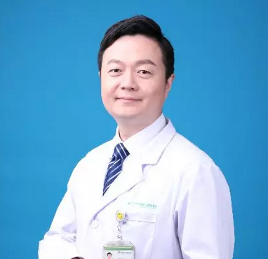 内蒙古高度近视大汉在6686体育(中国)官方网站 - 登录入口蔡磊琳副院长帮助下顺利摘镜3.png