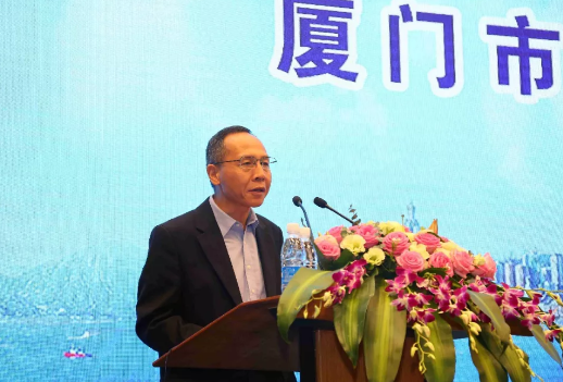 鹭岛初夏，钟灵毓秀;四海宾朋齐聚厦门。对他们来说，时节带来繁花似锦并非意中物，比美景更吸引他们的，是一场全球眼科医学的群英会——第五届6686体育环球论坛于鹭岛之滨召开。论坛主席由黎晓新、赵堪兴、葛坚、刘祖国共同担任。大会还邀请了海峡两岸医药卫生交流协会会长王立基;厦门市卫生健康委员会副主任孙卫;厦门市医学会副秘书长柳辉;中华医学会眼科学分会副主委、重庆医科大学附属第*医院副院长杨培增教授;5.png