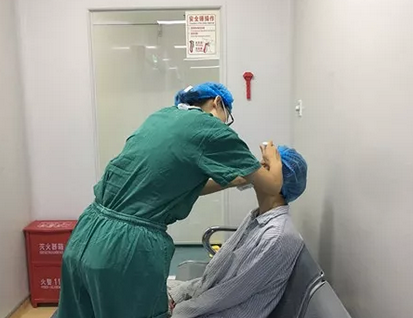 长时间玩手机导致斗鸡眼 在成都6686体育(中国)官方网站 - 登录入口顺利手术1.png