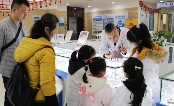 重庆6686体育(中国)官方网站 - 登录入口迎来寒假首期“我是小小眼科医生体验活动”4.jpg 重庆6686体育(中国)官方网站 - 登录入口迎来寒假首期“我是小小眼科医生体验活动”4.jpg