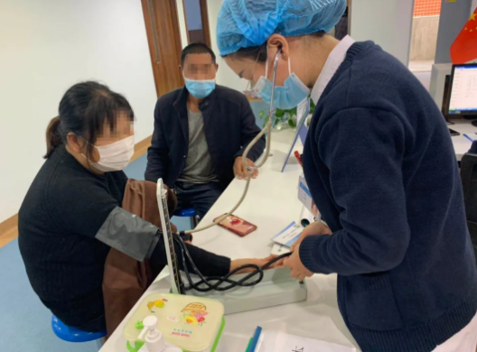 多年后，再回郑州6686体育(中国)官方网站 - 登录入口向徐惠民院长“汇报”自己重获光明后收获的幸福1.png