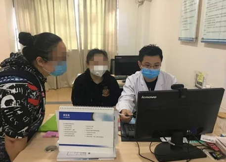  眼病患者在成都6686体育(中国)官方网站 - 登录入口接受厦门眼科中心总院长黎晓新教授远程会诊1.png
