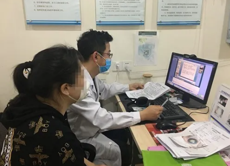  眼病患者在成都6686体育(中国)官方网站 - 登录入口接受厦门眼科中心总院长黎晓新教授远程会诊2.png