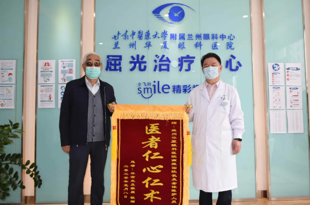 十年追随院长 多次手术——记兰州6686体育(中国)官方网站 - 登录入口一面锦旗背后的故事2.png