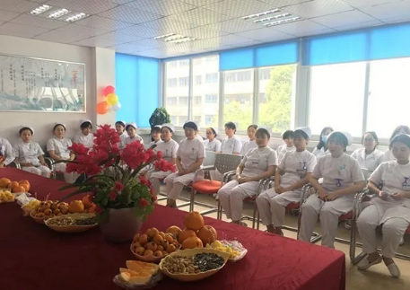 为了加强院内感控管理，使护理人员更加贴近患者，更利于护士自在的工作， 5月11日下午3点，成都6686体育(中国)官方网站 - 登录入口全体护理人员齐聚会议室举行了脱帽仪式。2.png