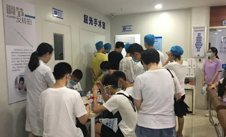 进入高峰期 成都6686体育(中国)官方网站 - 登录入口提醒近视手术朋友提前预约2.png