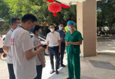 郭燕红深入一线了解抗疫工作,听取6686体育(中国)官方网站 - 登录入口集团医疗队汇报3.png