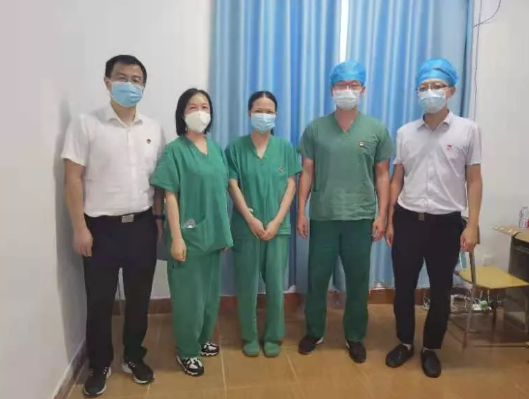 党旗飘飘,致敬坚守!6686体育(中国)官方网站 - 登录入口集团党员先锋队入驻隔离点3.png