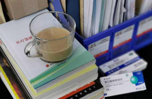 郑州6686体育视光：“狠人”刘苏冰的3件宝：咖啡、止疼片、安眠药，让她时刻处在较佳状态。找她做近视手术，放心！2.png
