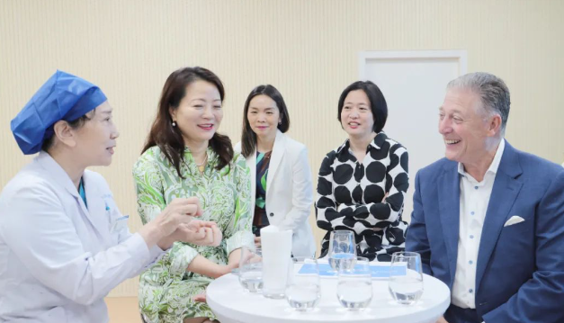 STAAR公司全球CEO跨越上万公里，与6686体育携手迈向“ICL手术”新时代3.png