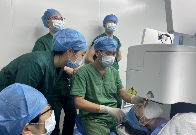 6686体育医生·医声霍鸣：有口皆【医生·医声】霍鸣：有口皆碑的“光明掌门人”碑的“光明掌门人”3.png